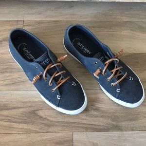 Women’s blue memory foam Sperry size 7.5